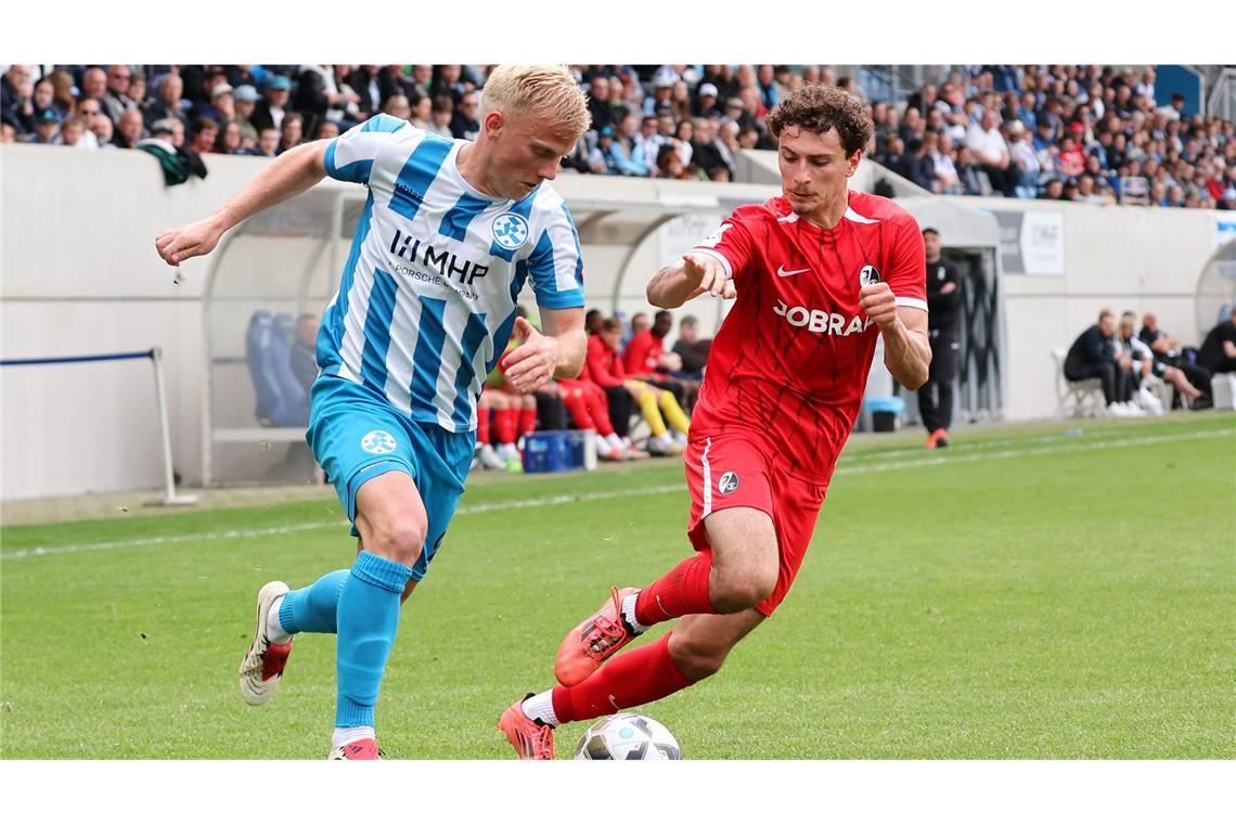 Zu wenig Energie und Esprit – die Luft ist raus bei den Blauen Per Lockl im Duell mit Gabriel Pellegrino (re.)