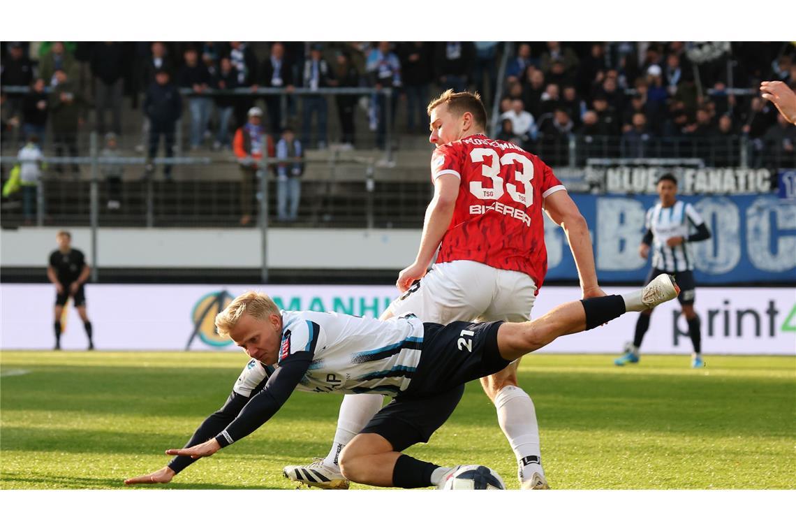 Per Lockl im Zweikampf mit Simon Klostermann.