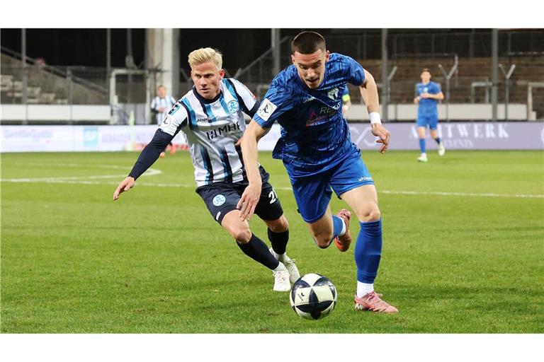 Per Lockl (li.) gegen SGV-Stürmer Gal Grobelnik – am Ostermontag geht es für die Kickers nach Freiberg.        


Foto: Baumann/Alexander Keppler 