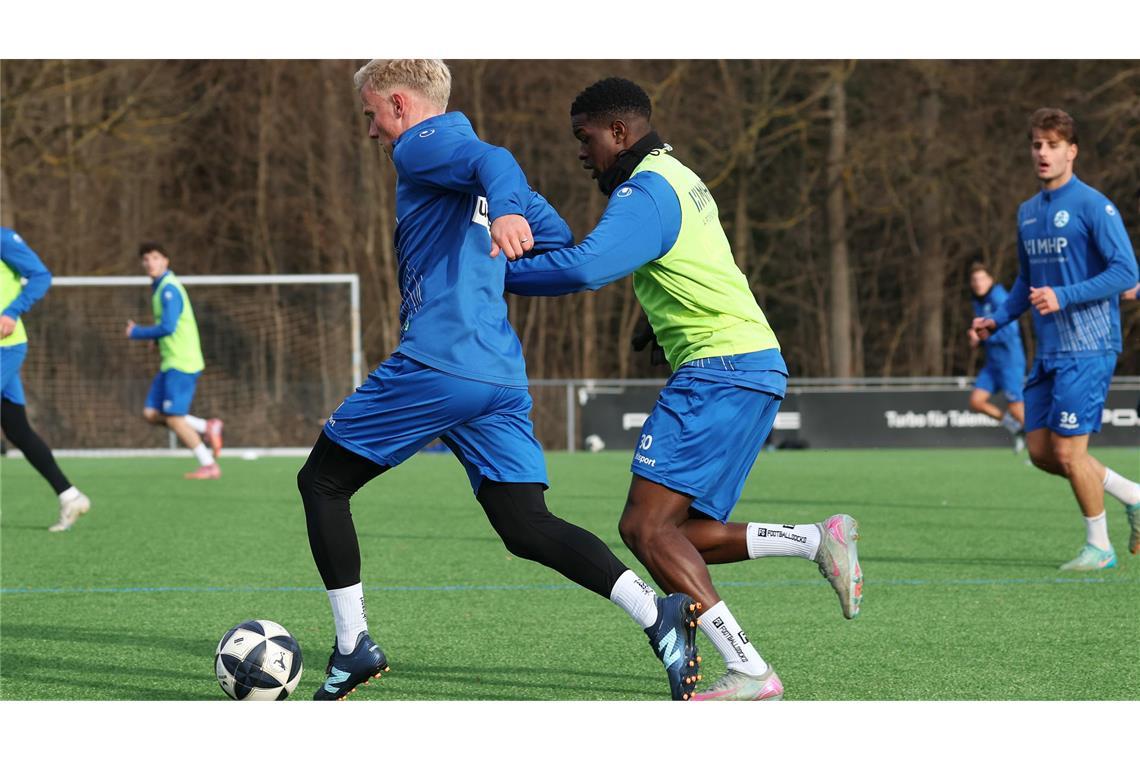 Per Lockl (li.) im Duell mit Abdoulie Mboob.