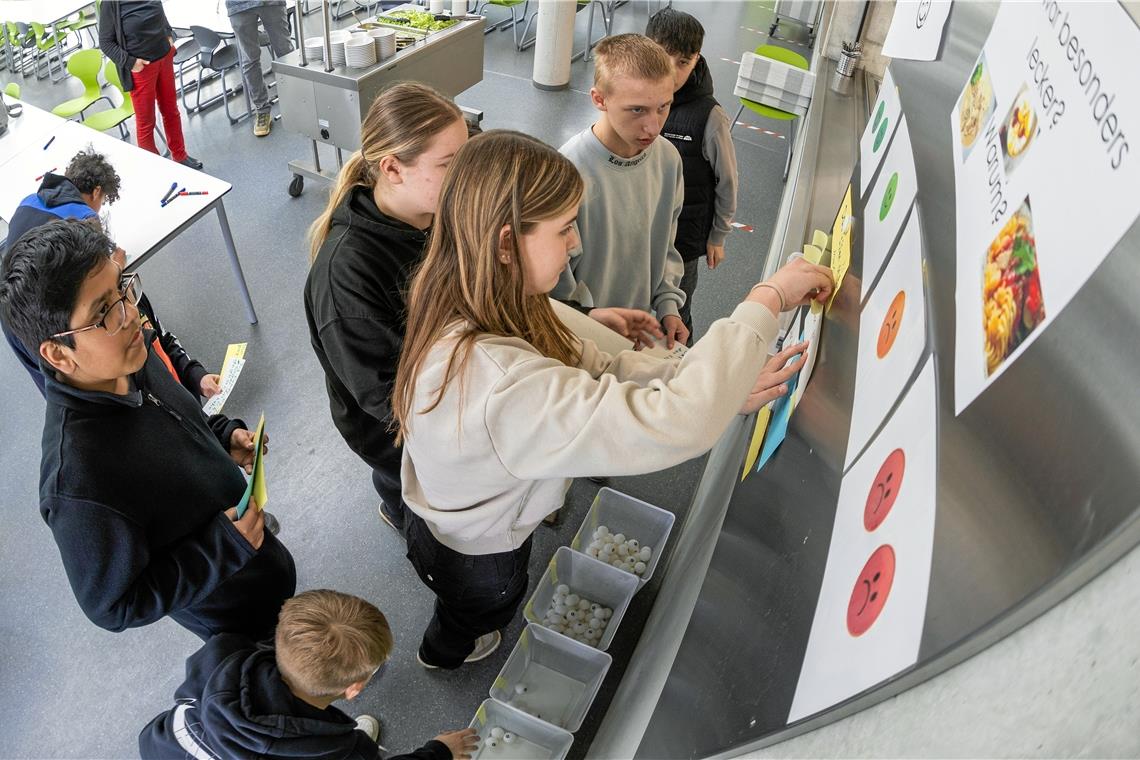 Per Tischtennisball und Kärtchen konnten die Schülerinnen und Schüler ihr Feedback zur Essensqualität abgeben. Foto: Alexander Becher