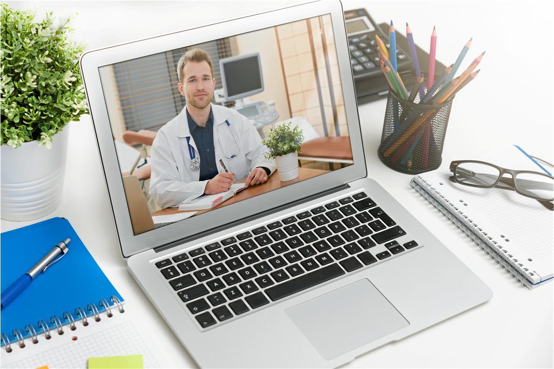 Telemedizinische Untersuchung für Geflüchtete geplant Per Video kann ein Arzt zur Untersuchung in den Gemeinschaftsunterkünften zugeschaltet werden. Symbolfoto: Adobe Stock/Proxima Studio