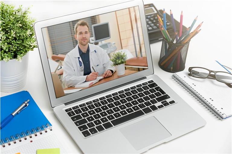 Per Video kann ein Arzt zur Untersuchung in den Gemeinschaftsunterkünften zugeschaltet werden. Symbolfoto: Adobe Stock/Proxima Studio