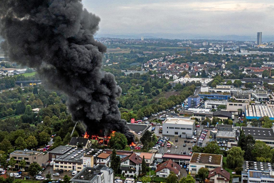 Großbrand in Waiblingen mit starker Rauchentwicklung Per Warnapp wird vor der Rauchwolke gewarnt. Foto: 7aktuell.de/Simon Adomat