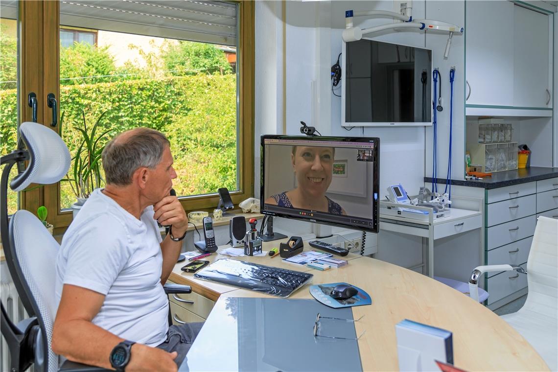 Telemedizin für Katze und Hund: Per Videoanruf zum Tierarzt Per Webcam kann Tierarzt Harald Pfeiffer die Tierhalter beraten.Foto: Stefan Bossow