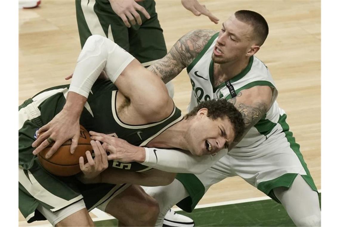 NBA-Profis Theis, Wagner und Hartenstein wechseln Clubs Perfekt: Daniel Theis (r) wechselt von Boston Celtics zu den Chicago Bulls. Foto: Morry Gash/AP/dpa
