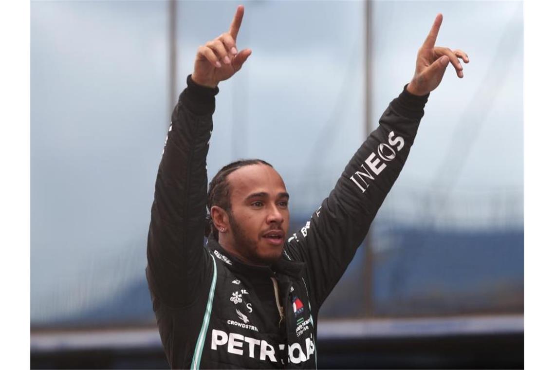 Siebter WM-Triumph: Hamilton stellt Schumacher-Rekord ein Perfekt: Lewis Hamilton feiert in Istanbul seinen siebten WM-Titel. Foto: Tolga Bozoglu/POOL EPA/AP/dpa
