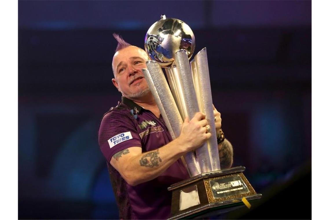 Perfekter Start ins Jahr: Peter Wright wird in London das erste Mal Darts-Weltmeister. Foto: Steven Paston/PA Wire/dpa