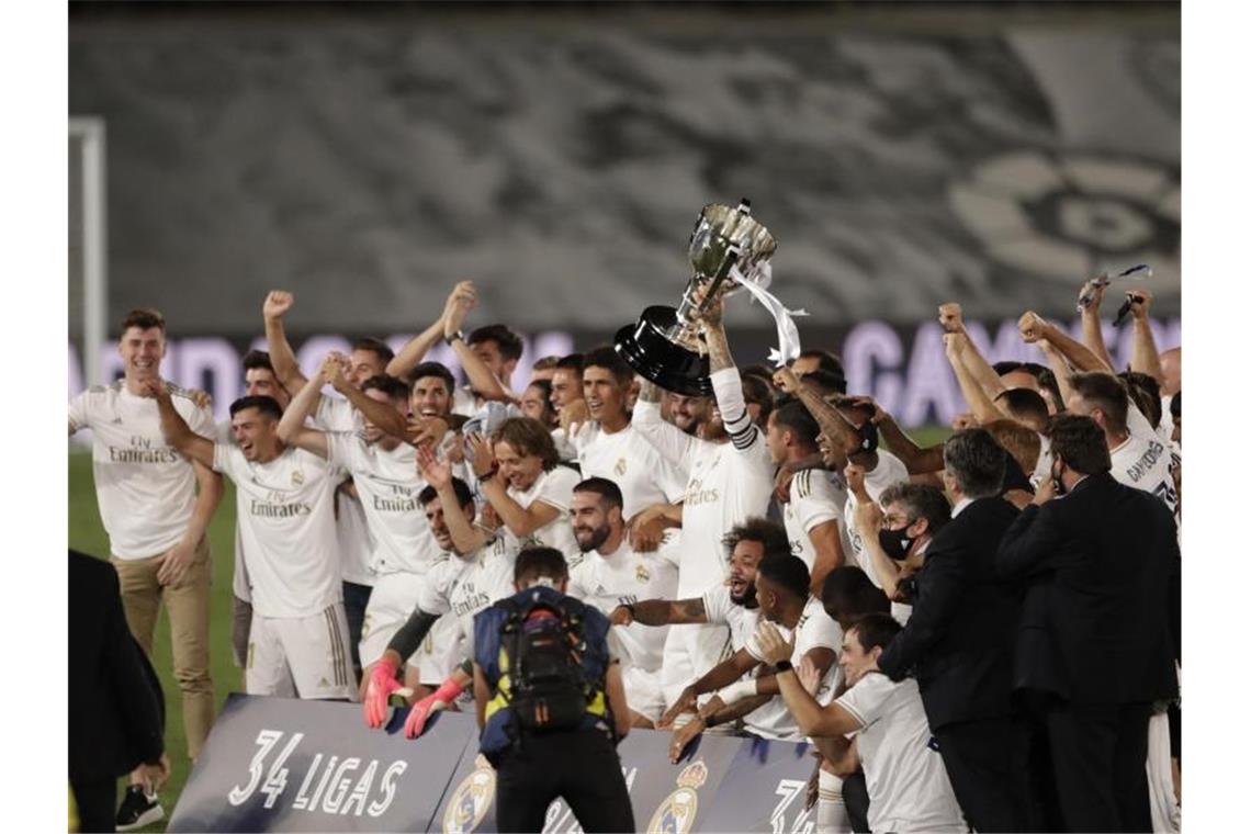Real entthront FC Barcelona: Madrid zum 34. Mal Meister Perfekt: Real Madrid ist zum 34. Mal spanischer Fußball-Meister. Foto: Bernat Armangue/AP/dpa