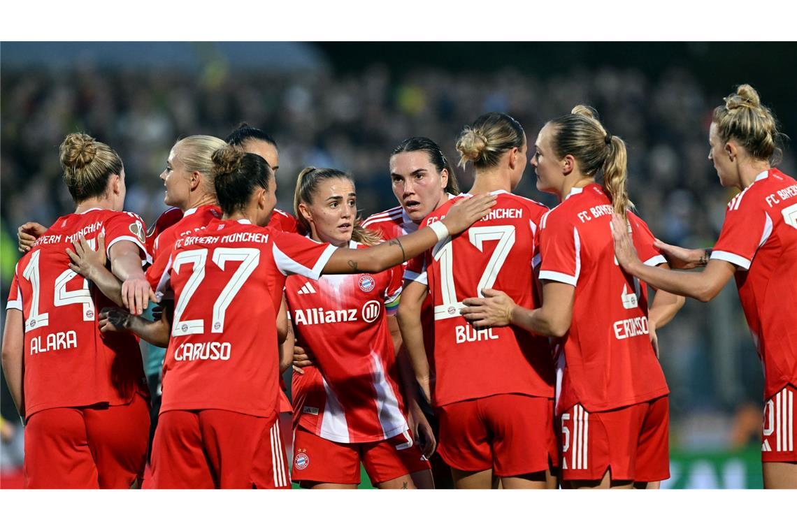 Pernille Harder vom FC Bayern München bejubelt ihr Tor zum 0:1 gegen Borussia Dortmund im DFB-Pokal mit ihren Mitspielerinnen.