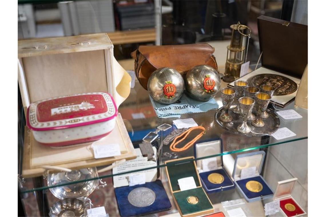 Persönliche Gegenstände aus dem Nachlass der Adenauer-Familie liegen im Auktionshaus Eppli. Foto: Sebastian Gollnow/dpa