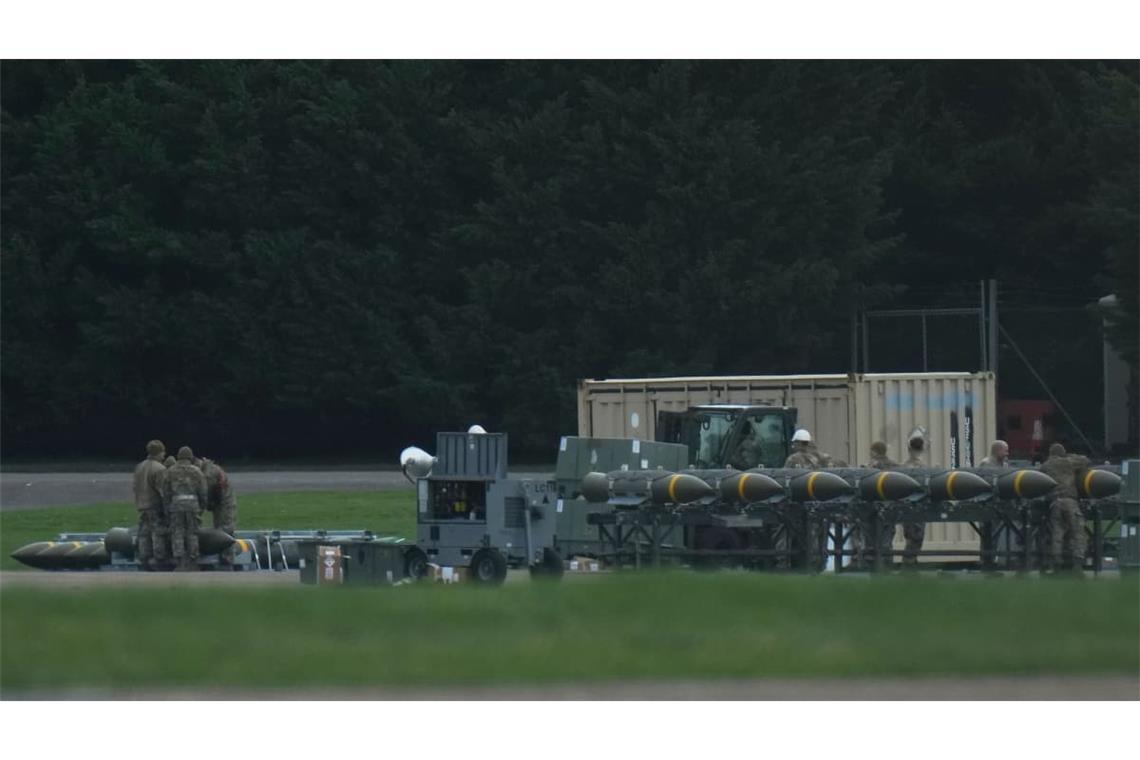 Personal der US-Luftwaffe arbeiten auf der RAF Fairford. Auf der britischen Luftwaffenbasis Fairford waren US-Langstreckenbomber gelandet.