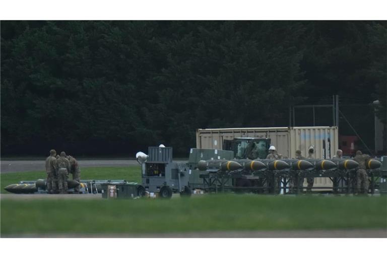 Personal der US-Luftwaffe arbeiten auf der RAF Fairford. Auf der britischen Luftwaffenbasis Fairford waren US-Langstreckenbomber gelandet.