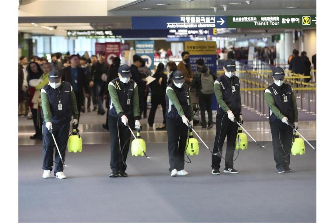 Personal desinfiziert die Ankunftshalle im Flughafen von Incheon in Südkorea. Foto: Suh Myung-Geon/Yonhap/dpa