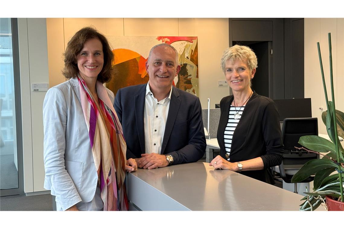 Siemens baut in Eintracht um und ab und auf Personalchefin Judith Wiese, der zweite Vorsitzende der IG Metall Jürgen Kerner und die Gesamtbetriebsratsvorsitzende Birgit Steinborn zeigen Einigkeit.