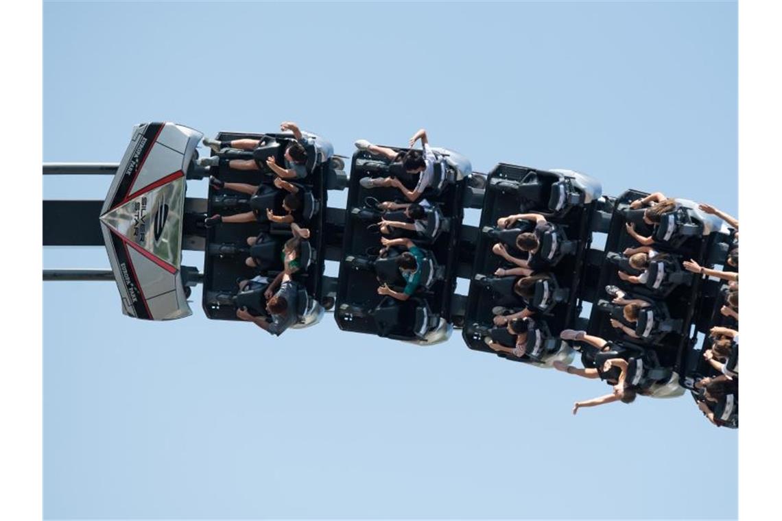 Experten suchen nach Ursache von Achterbahn-Vorfall Personen fahren mit einer Achterbahn durch die Luft. Foto: Silas Stein/dpa