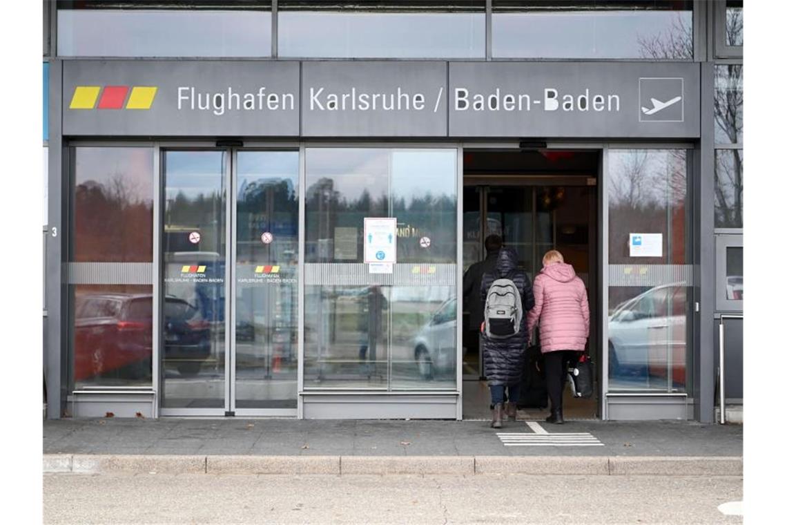 Personen gehen in das Terminal des Flughafen Karlsruhe/Baden-Baden. Foto: Uli Deck/dpa