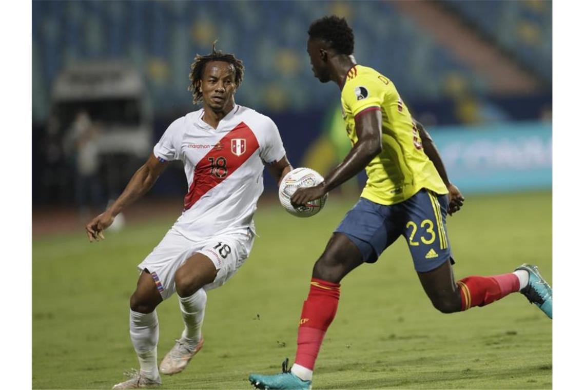 Perus Andre Carrillo (l) und Kolumbiens Davinson Sanchez kämpfen um den Ball. Foto: Eraldo Peres/AP/dpa