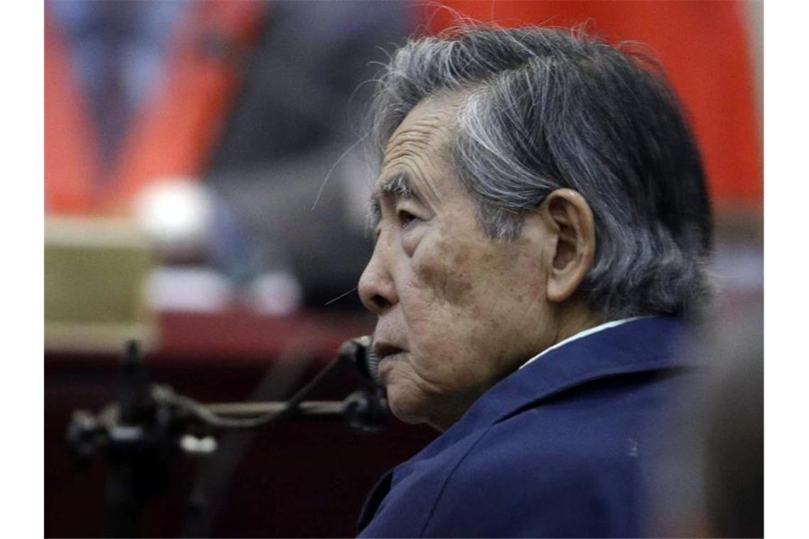 Perus ehemaliger Präsident Alberto Fujimori in einem Gerichtssaal auf einer Militärbasis. Mehr als zehn Jahre vor Ablauf seiner Haftstrafe wegen Menschenrechtsverletzungen soll Fujimori 2022 freikommen. Foto: Martin Mejia/AP/dpa