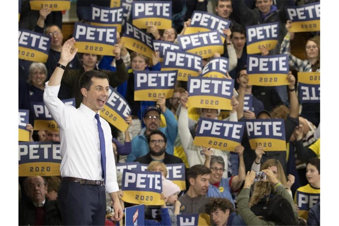 Pete Buttigieg winkt den Zuschauern während einer Wahlkampfkundgebung. Foto: Mary Altaffer/AP/dpa