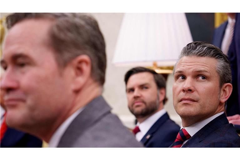Pete Hegseth (Rechts) und die US-Regierung stehen in der Kritik. (Archivbild)