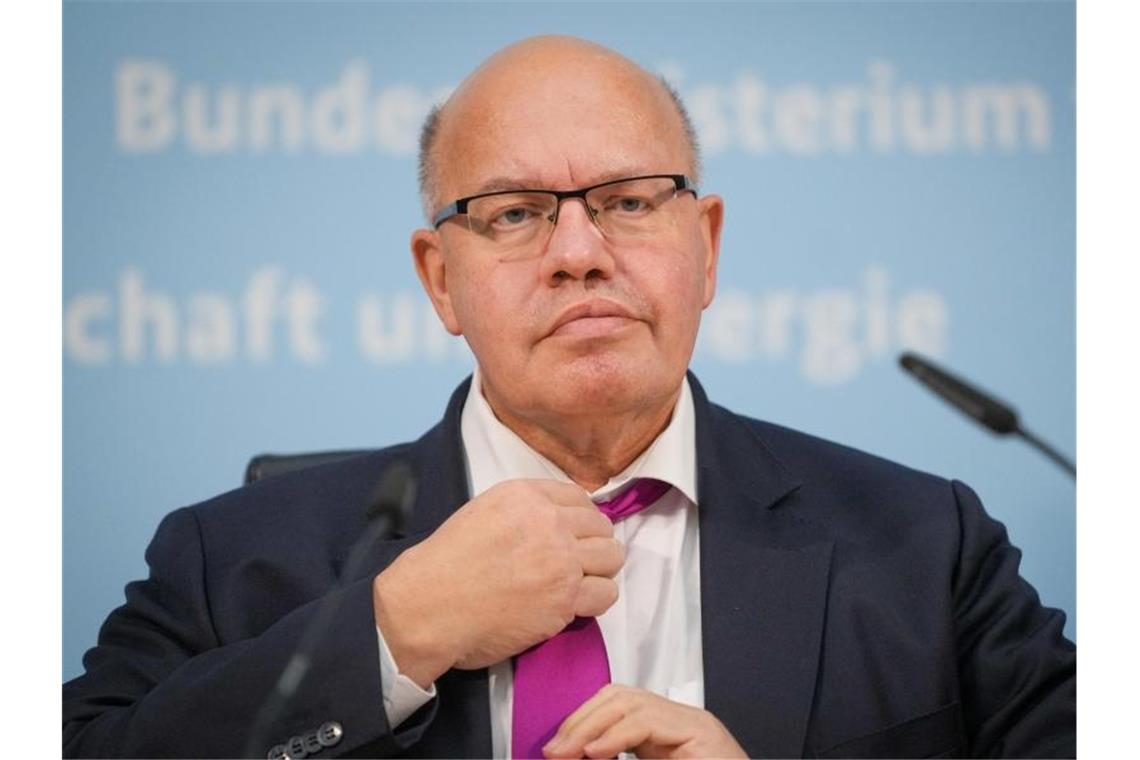 Altmaier: Knopf der Anzugjacke saß noch nie so gut Peter Altmaier (CDU), Noch-Bundesminister für Wirtschaft und Energie. Foto: Kay Nietfeld/dpa