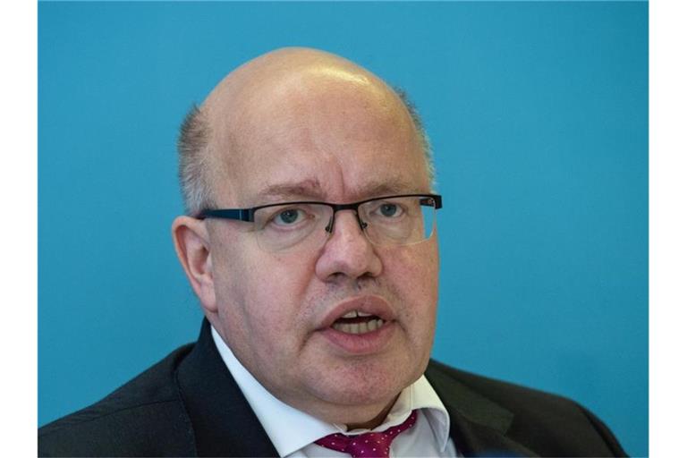 Peter Altmaier (CDU) spricht vor einem blauen Hintergrund. Foto: Christophe Gateau/Archiv