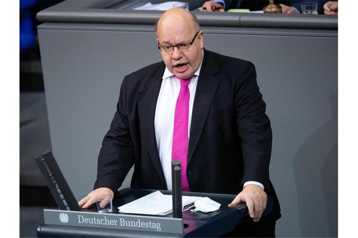Viel Ärger und ein Damoklesschwert beim „Wirtschaftsgipfel“ Peter Altmaier hat erneut Vertreter von mehr als 40 Verbänden zu digitalen Beratungen eingeladen. Foto: Bernd von Jutrczenka/dpa/Archiv