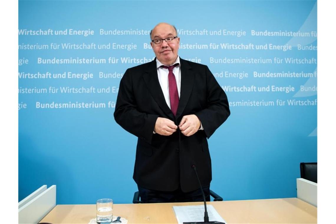 Peter Altmaier steht Mitte Januar am Ende einer Pressekonferenz zur Einigung von Bund und Kohle-Ländern zum Kohleausstieg im Bundeswirtschaftsministerium. Foto: Bernd von Jutrczenka/dpa