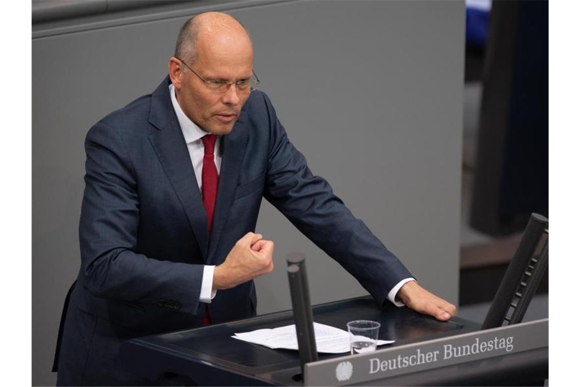 Peter Beyer (CDU), Koordinator der Bundesregierung für die transatlantischen Beziehungen, spricht im Deutschen Bundestag. Foto: Christophe Gateau/dpa/Archivbild
