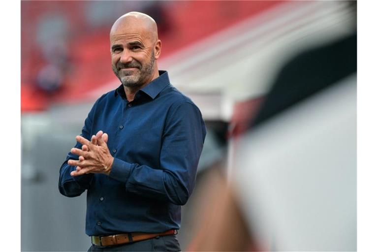 Peter Bosz, Trainer von Bayer 04 Leverkusen steht auf dem Rasen vor dem Spiel. Foto: Sascha Schuermann/AFP-Pool/dpa/Archiv