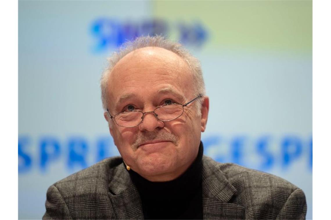 Peter Boudgoust, Intendant des Südwestrundfunks (SWR), lächelt bei der SWR-Jahrespressekonferenz. Foto: Marijan Murat/Archivbild