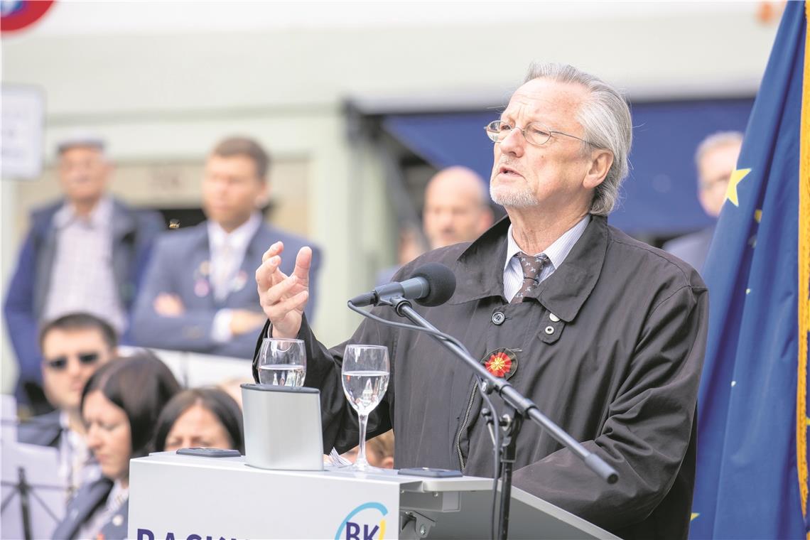 Eine Verbesserung des Bestehenden Peter Brandt sprach sich nicht nur für die Wertschätzung des Vaterlands, sondern auch für die internationale Zusammenarbeit aus.