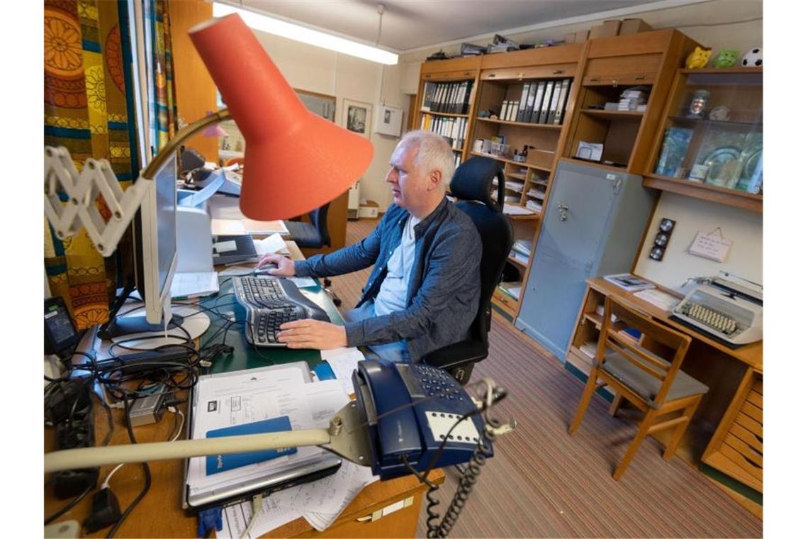Peter Breiter, Leiter der Raiffeisenbank Gammesfeld, arbeitet in seinem Büro. Foto: Marijan Murat/dpa/Archivbild