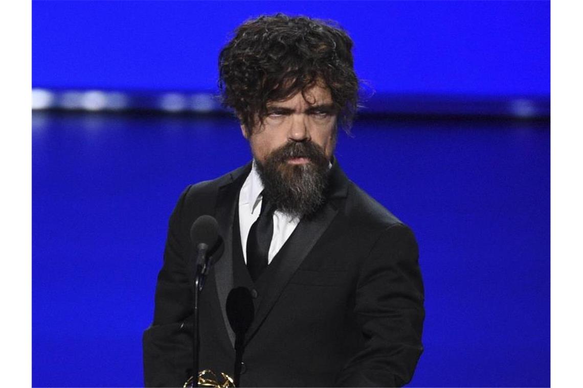 Peter Dinklage hält den Preis in der Kategorie „Bester Nebendarsteller in einer Drama-Serie“ bei den 71. Primetime Emmy Awards. Foto: Chris Pizzello/Invision/AP