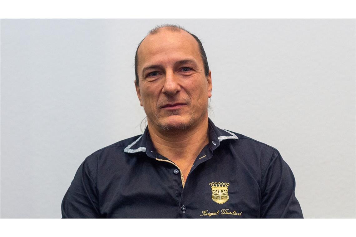 „König von Deutschland“ – Wer ist Peter Fitzek? Peter Fitzek bei einer Verhandlung im Landgericht Dessau-Roßlau. Der selbsterkannte „König von Deutschland“ wurde am Dienstag bei einer Razzia festgenommen (Archivfoto).