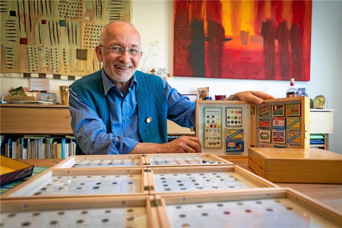 207-mal Piks Peter Gassen hat seine Reißzweckensammlung in Diakästen einsortiert. Einige Schachteln hat er ebenfalls aufbewahrt. Fotos: Alexander Becher
