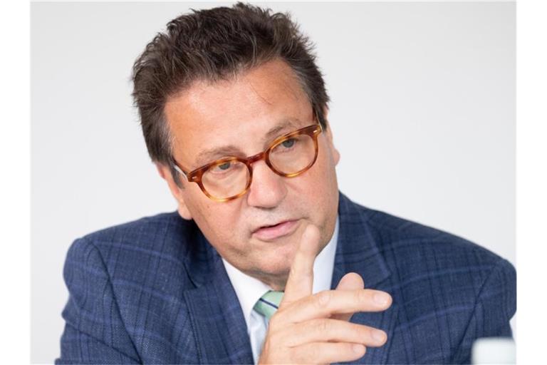 Peter Hauk (CDU), der Landwirtschaftsminister von Baden-Württemberg, gestikuliert. Foto: Bernd Weissbrod/dpa