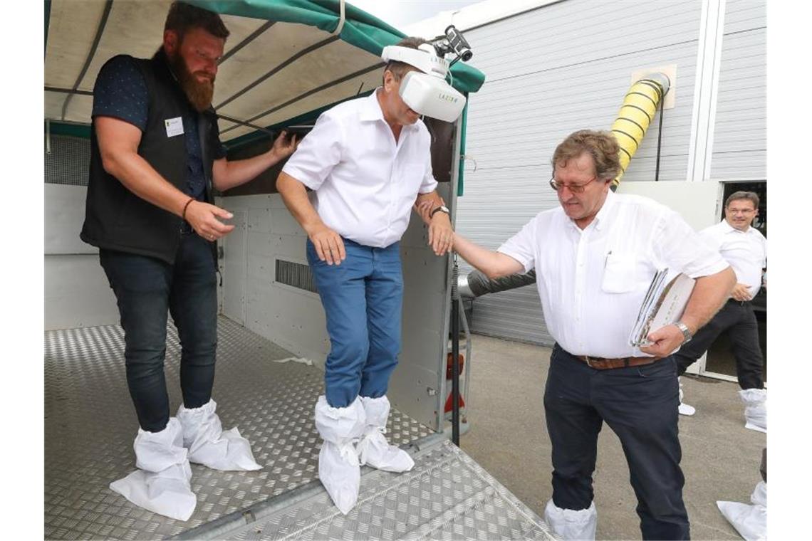 Peter Hauk (CDU), Minister für Ländlichen Raum und Verbraucherschutz von Baden-Württemberg mit einem Kuhaugensimulator. Foto: Thomas Warnack