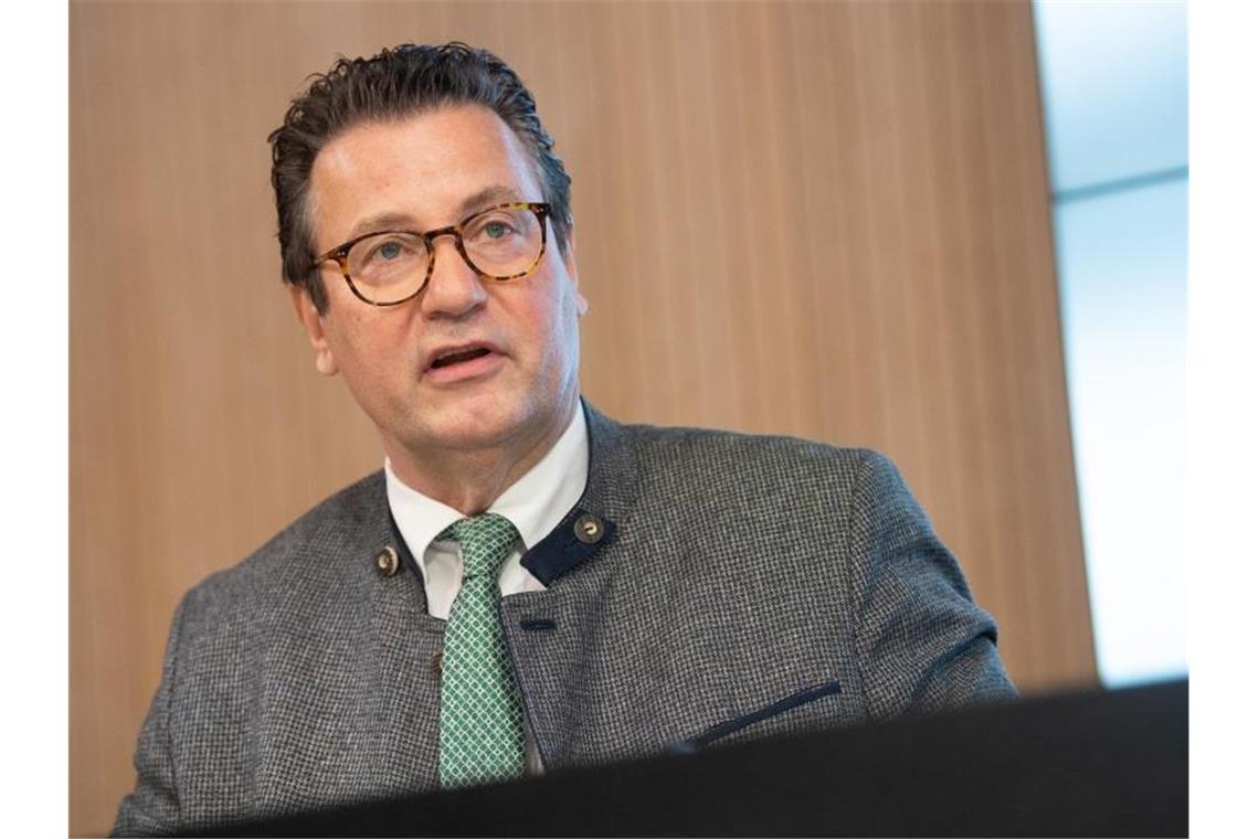 Peter Hauk (CDU) spricht während einer Pressekonferenz. Foto: Sebastian Gollnow/dpa/Archivbild