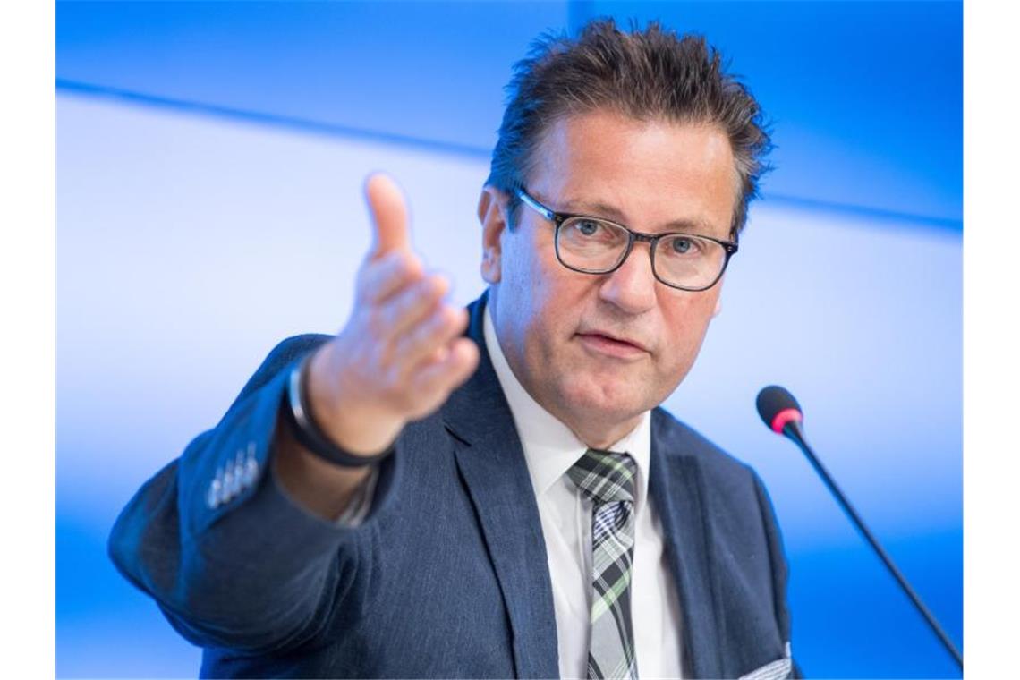 Peter Hauk (CDU) spricht während einer Pressekonferenz. Foto: Sebastian Gollnow/dpa/Archivbild