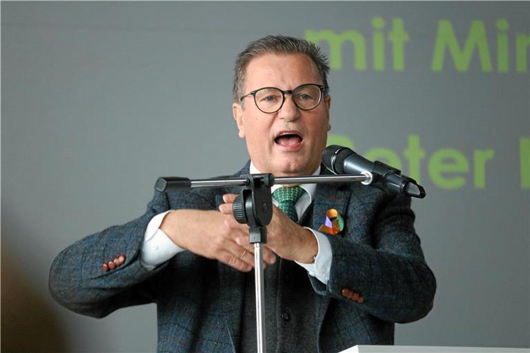 Peter Hauk ist in seinem Element. Mit ausschweifender Gestik und Mimik und authentischer Rhetorik teilt er gegen die großen Lebensmittelhändler aus. Foto: Ralf Reichert