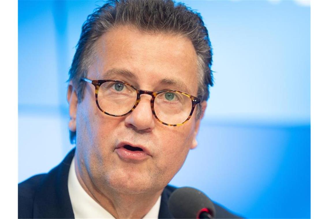 Ministerium: Hohes Risiko für Vogelgrippe im Land Peter Hauk, Landwirtschaftsminister von Baden-Württemberg, spricht auf einer Pressekonferenz. Foto: Sebastian Gollnow/dpa