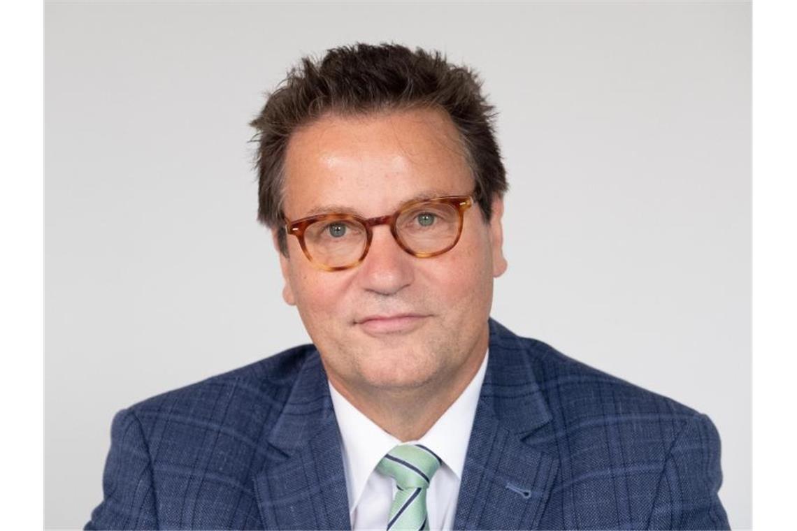 Schlachthof-Skandal: neues Paket mit Schulungen und Stellen Peter Hauk, Landwirtschaftsminister von Baden-Württemberg, gibt ein Pressestatement. Foto: Bernd Weissbrod/dpa/Archivbild