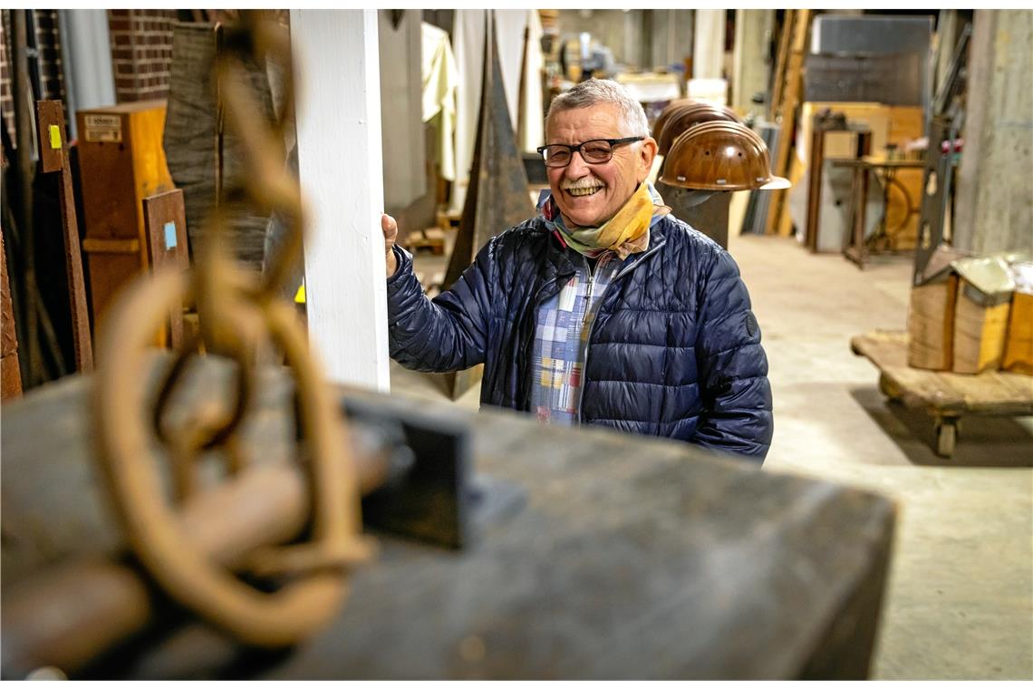 „Die Hauptarbeit ist die Planung im Kopf“ Peter Haußmann in seinem Atelier in der einstigen Spinnerei Adolff in Backnang. Dort arbeitet er seit dem Jahr 2011. Foto: A. Becher