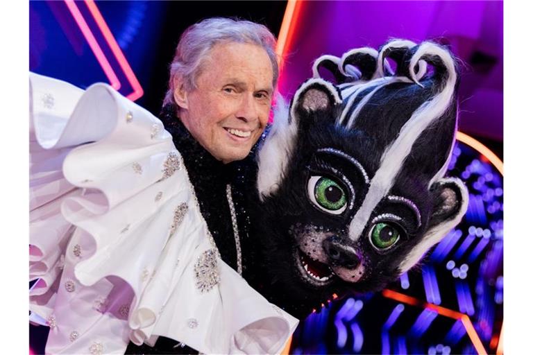 Peter Kraus (82), Sänger, steht als enttarnte Figur „Das Stinktier“ im Anschluss an die Prosieben-Show "The Masked Singer" auf der Bühne. Foto: Rolf Vennenbernd/dpa