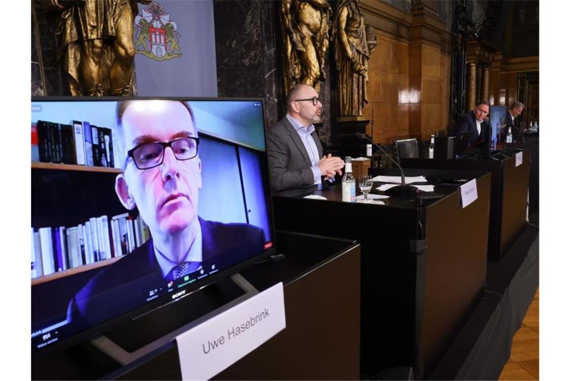 Studie: Jugendlichen fehlt bei Nachrichten Alltagsbezug Peter Kropsch (2.v.l), Geschäftsführer der Deutschen Presse-Agentur (dpa), spricht an der Seite von Uwe Hasebrink (l, im Livestream), Direktor am Leibniz-Institut für Medienforschung, bei der Vorstellung der Studie zur Nachrichtenkompetenz Jugendlicher und junger Erwachsener. Foto: Christian Charisius/dpa