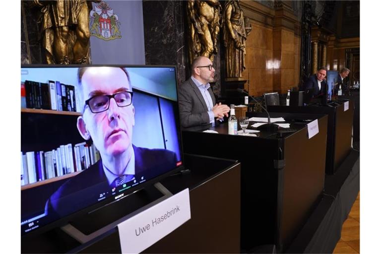 Peter Kropsch (2.v.l), Geschäftsführer der Deutschen Presse-Agentur (dpa), spricht an der Seite von Uwe Hasebrink (l, im Livestream), Direktor am Leibniz-Institut für Medienforschung, bei der Vorstellung der Studie zur Nachrichtenkompetenz Jugendlicher und junger Erwachsener. Foto: Christian Charisius/dpa