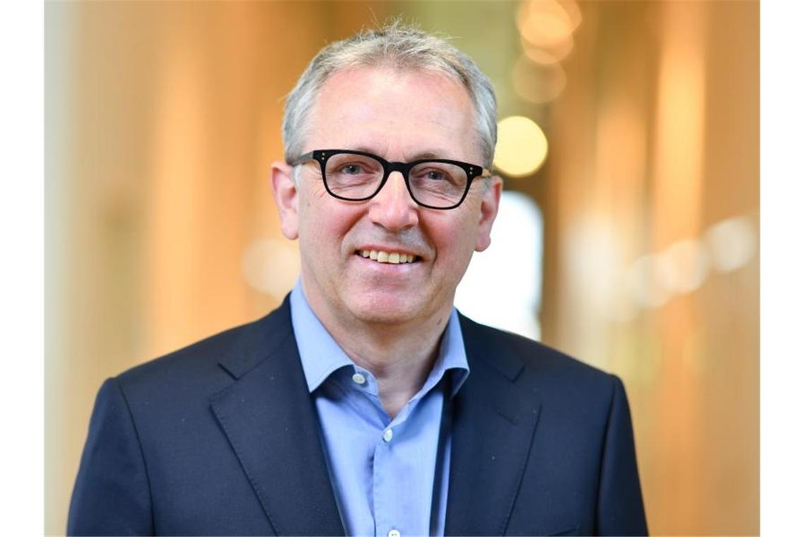 Städte fordern mehr Unterstützung bei Hilfe für Flüchtlinge Peter Kurz, Präsident des Städtetags, lächelt. Foto: Uwe Anspach/dpa