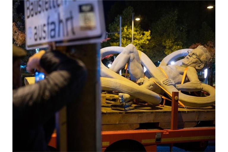 Peter Lenks Statue zu Stuttgart 21 mit dem Kopf Winfried Kretschmanns auf einem Lastwagen. Foto: Sebastian Gollnow/dpa